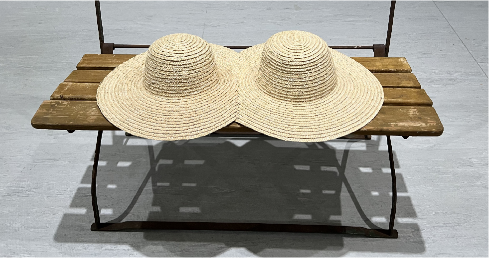 莫娜．哈同（Mona Hatoum）《兩頂帽子》 2013 稻草、木材、鋼材，83x90.5x48cm