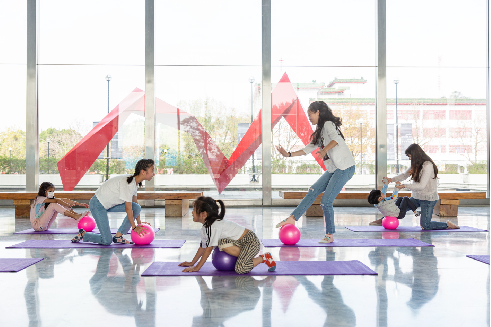 北美館童樂會「身體變奏曲—舞蹈工作坊」活動照， 概念來自北美館著名的戶外雕塑——李再鈐〈低限的無限〉。