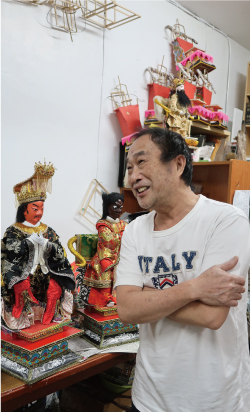 李清榮╱用心改良與嘗試各類糊紙技術，被稱為是糊紙界的鬼才