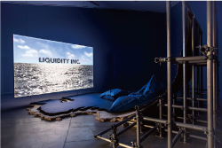 希朵・史戴爾《流動性公司》，單頻道錄像及建築裝置， 「這就是未來」展覽現場，安大略美術館，2019-2020 （由希朵‧史戴爾及柏林Esther Schipper畫廊提供， 攝影：Dean Tomli