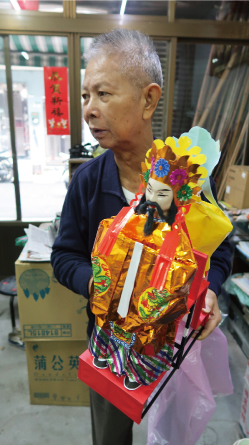 張秋山╱神尊製作是糊紙的大宗
